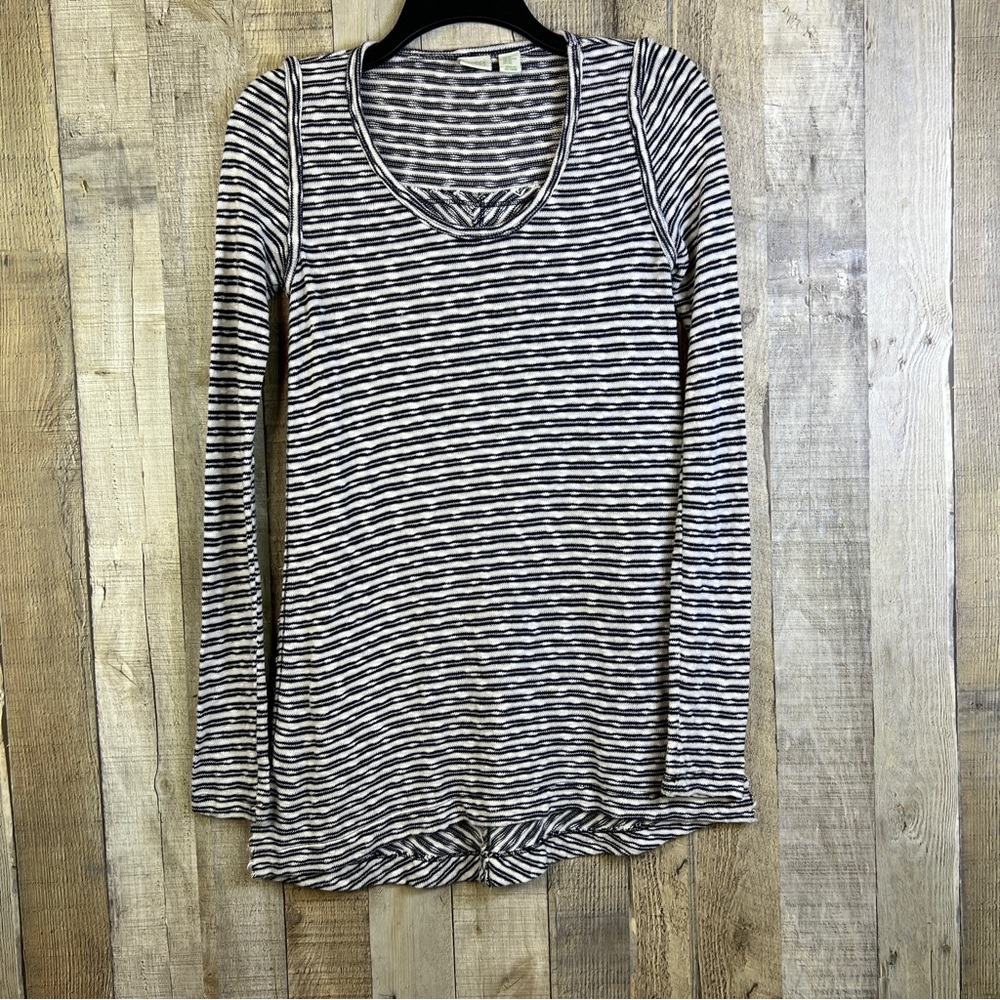 Lucy & Laurel Sz XS Black & White Striped Lightweight Knit Sweater Raw Edges Hem